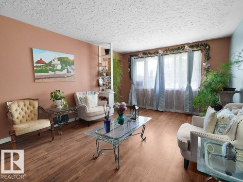 6324 132 Avenue, Edmonton, AB - Indoor Photo Showing Living Room