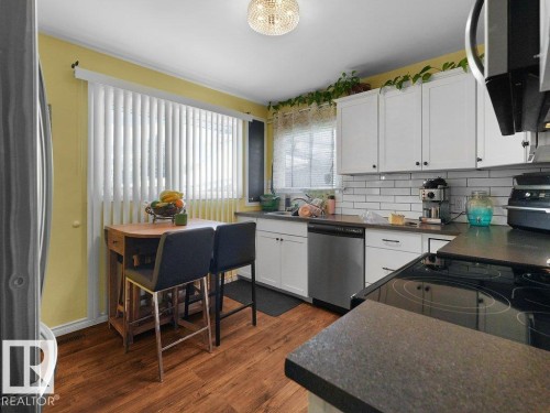 6324 132 Avenue, Edmonton, AB - Indoor Photo Showing Kitchen