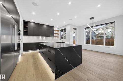 4464 Suzanna Crescent, Edmonton, AB - Indoor Photo Showing Kitchen With Upgraded Kitchen