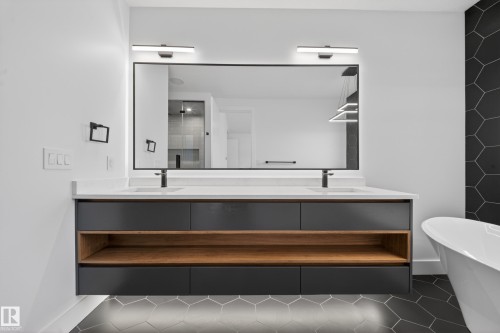 4464 Suzanna Crescent, Edmonton, AB - Indoor Photo Showing Bathroom