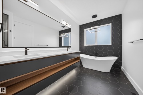 4464 Suzanna Crescent, Edmonton, AB - Indoor Photo Showing Bathroom
