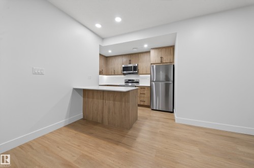 4464 Suzanna Crescent, Edmonton, AB - Indoor Photo Showing Kitchen
