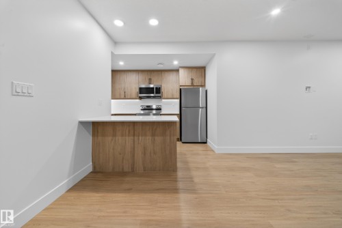 4464 Suzanna Crescent, Edmonton, AB - Indoor Photo Showing Kitchen
