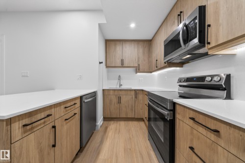 4464 Suzanna Crescent, Edmonton, AB - Indoor Photo Showing Kitchen