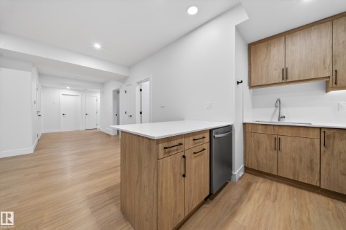 4464 Suzanna Crescent, Edmonton, AB - Indoor Photo Showing Kitchen