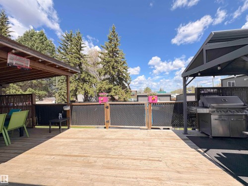 Expansive outdoor deck area featuring light-toned wood-finish decking - 5510 Railway Avenue, Glendon, AB - Outdoor