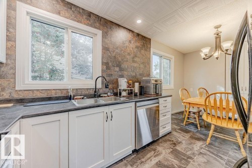 44 Wellington Crescent, Spruce Grove, AB - Indoor Photo Showing Kitchen With Double Sink