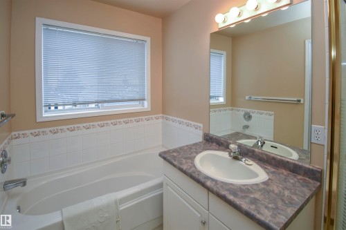4112 37A Avenue, Edmonton, AB - Indoor Photo Showing Bathroom