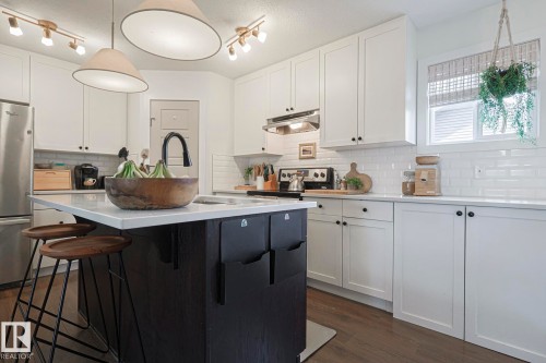 8952 218 Street, Edmonton, AB - Indoor Photo Showing Kitchen With Upgraded Kitchen