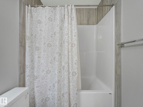 8641 Mayday Wynd, Edmonton, AB - Indoor Photo Showing Bathroom