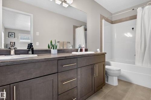 239 Ebbers Boulevard, Edmonton, AB - Indoor Photo Showing Bathroom