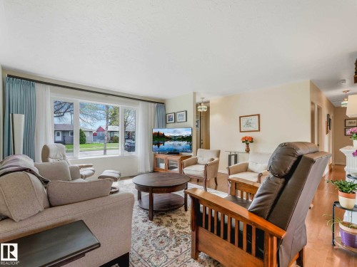 7508 76 Avenue, Edmonton, AB - Indoor Photo Showing Living Room