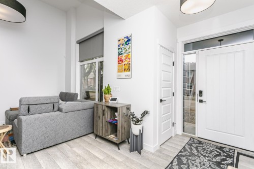 9737 101 Street, Edmonton, AB - Indoor Photo Showing Other Room