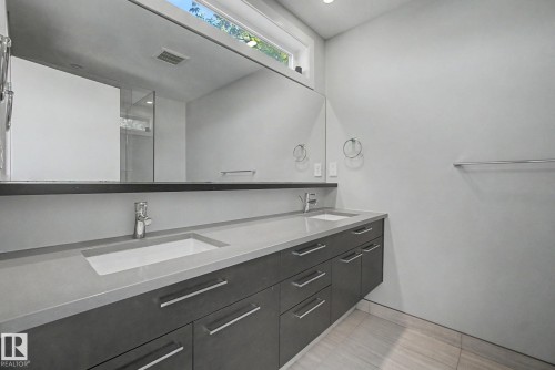 11430 75 Avenue, Edmonton, AB - Indoor Photo Showing Bathroom