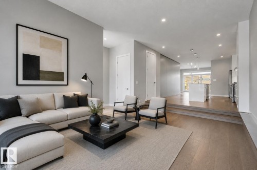 11430 75 Avenue, Edmonton, AB - Indoor Photo Showing Living Room