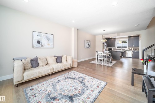 9527 75 Avenue, Edmonton, AB - Indoor Photo Showing Living Room