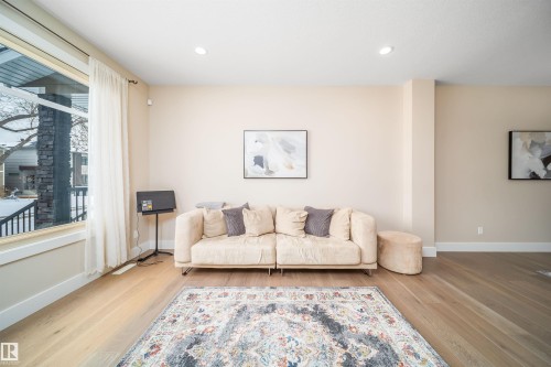 9527 75 Avenue, Edmonton, AB - Indoor Photo Showing Living Room