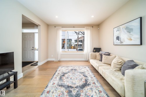 9527 75 Avenue, Edmonton, AB - Indoor Photo Showing Living Room