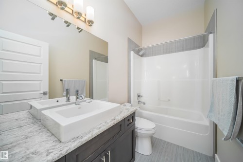 9527 75 Avenue, Edmonton, AB - Indoor Photo Showing Bathroom