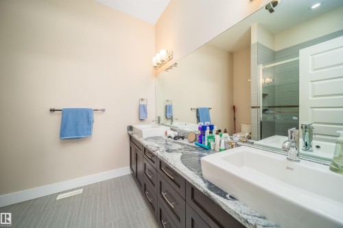 9527 75 Avenue, Edmonton, AB - Indoor Photo Showing Bathroom