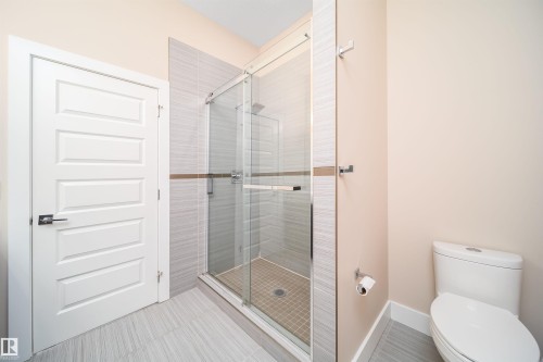 9527 75 Avenue, Edmonton, AB - Indoor Photo Showing Bathroom