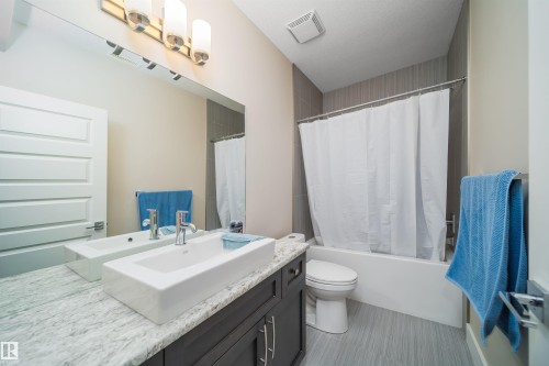 9527 75 Avenue, Edmonton, AB - Indoor Photo Showing Bathroom