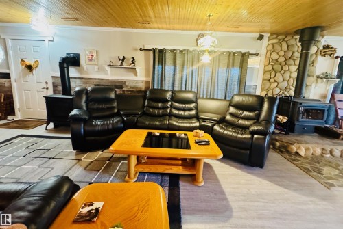 401 60501 Rr 120, Rural St. Paul County, AB - Indoor Photo Showing Living Room With Fireplace