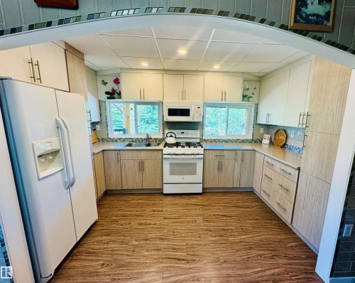 401 60501 Rr 120, Rural St. Paul County, AB - Indoor Photo Showing Kitchen With Double Sink