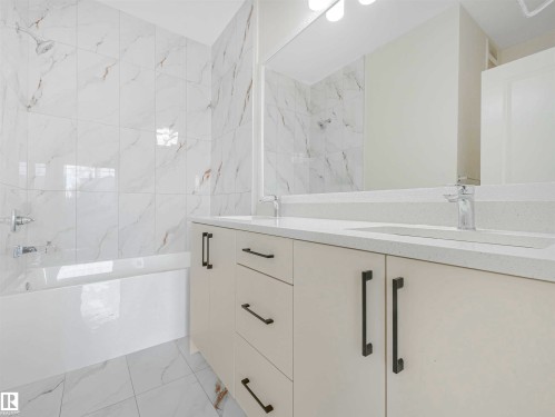 Image quality insufficient for description - 1518 Siskin Link Link, Edmonton, AB - Indoor Photo Showing Bathroom