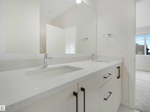 Image quality insufficient for description - 1518 Siskin Link Link, Edmonton, AB - Indoor Photo Showing Bathroom