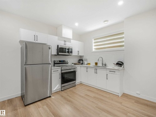 Image quality insufficient for description - 1518 Siskin Link Link, Edmonton, AB - Indoor Photo Showing Kitchen