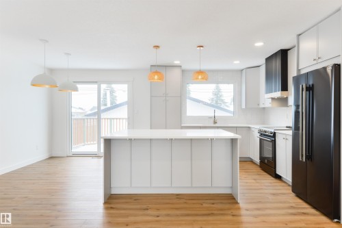 3 Linthorpe Road, Spruce Grove, AB - Indoor Photo Showing Kitchen With Upgraded Kitchen