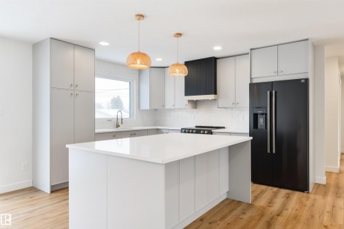 3 Linthorpe Road, Spruce Grove, AB - Indoor Photo Showing Kitchen With Upgraded Kitchen