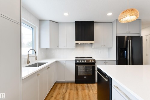 3 Linthorpe Road, Spruce Grove, AB - Indoor Photo Showing Kitchen With Upgraded Kitchen