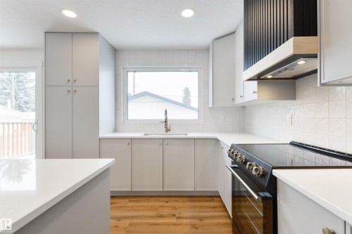 3 Linthorpe Road, Spruce Grove, AB - Indoor Photo Showing Kitchen