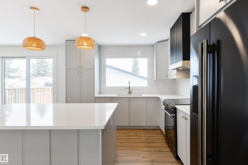3 Linthorpe Road, Spruce Grove, AB - Indoor Photo Showing Kitchen With Upgraded Kitchen