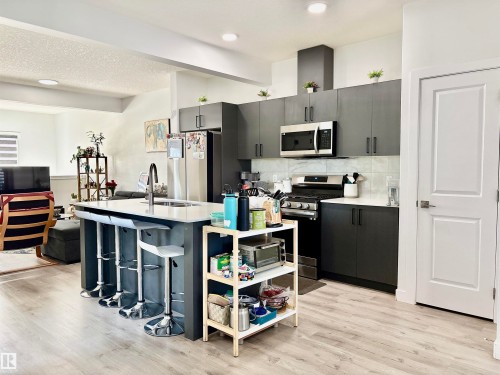 1203 Eaton Lane, Edmonton, AB - Indoor Photo Showing Kitchen With Upgraded Kitchen