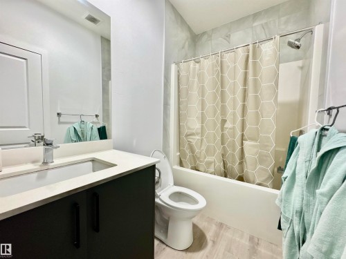 1203 Eaton Lane, Edmonton, AB - Indoor Photo Showing Bathroom