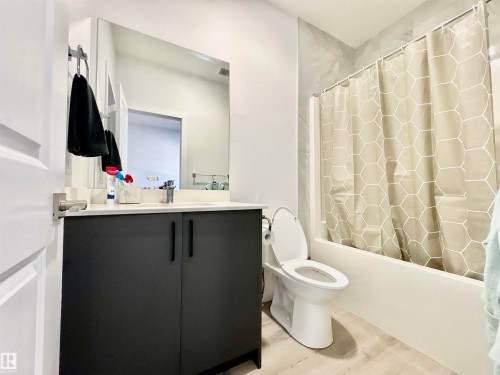 1203 Eaton Lane, Edmonton, AB - Indoor Photo Showing Bathroom