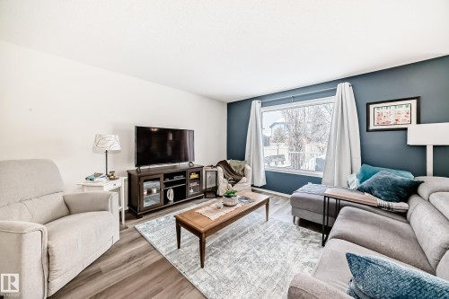 3132 33 Avenue, Edmonton, AB - Indoor Photo Showing Living Room