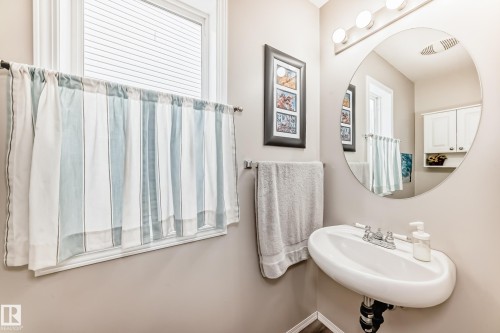 3132 33 Avenue, Edmonton, AB - Indoor Photo Showing Bathroom