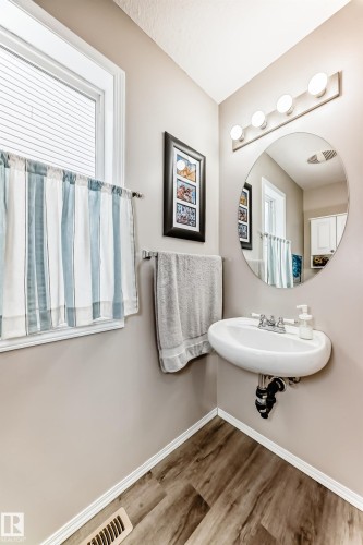 3132 33 Avenue, Edmonton, AB - Indoor Photo Showing Bathroom