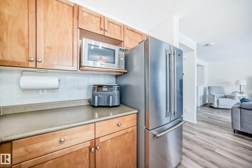 3132 33 Avenue, Edmonton, AB - Indoor Photo Showing Kitchen