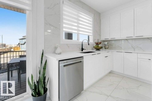 424 33 Avenue, Edmonton, AB - Indoor Photo Showing Kitchen