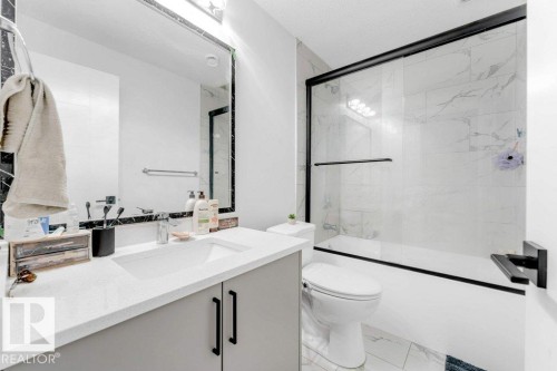424 33 Avenue, Edmonton, AB - Indoor Photo Showing Bathroom