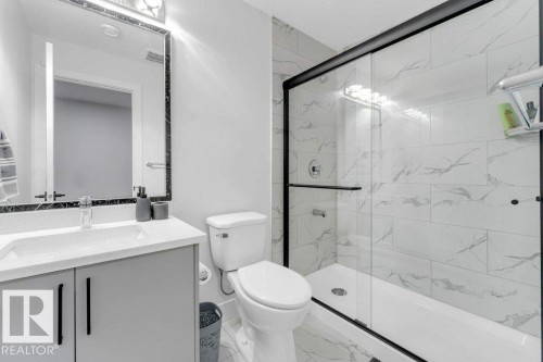 424 33 Avenue, Edmonton, AB - Indoor Photo Showing Bathroom
