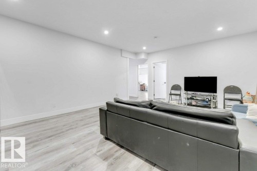 424 33 Avenue, Edmonton, AB - Indoor