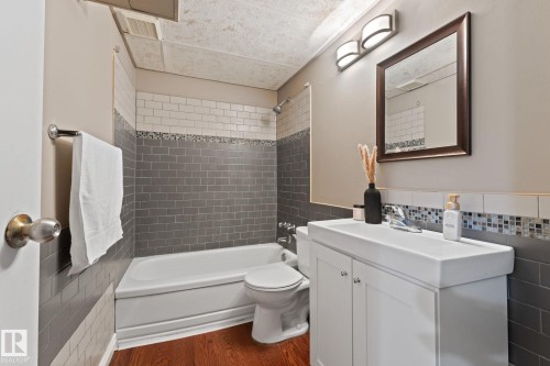 4621 126 Avenue, Edmonton, AB - Indoor Photo Showing Bathroom