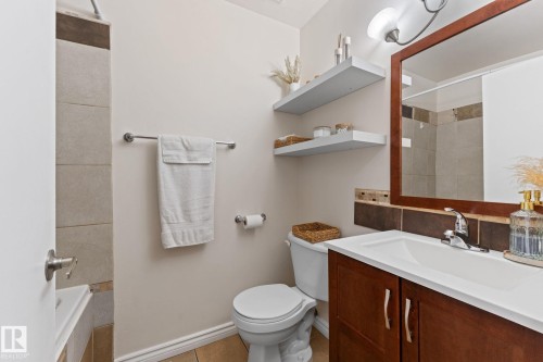 4621 126 Avenue, Edmonton, AB - Indoor Photo Showing Bathroom