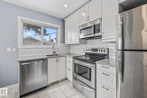 13608 137 Street, Edmonton, AB - Indoor Photo Showing Kitchen With Stainless Steel Kitchen With Double Sink With Upgraded Kitchen